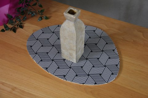 Podkładka owalna na stół, wzór Cube 36×32 cm - gruby filc 4 mm, full-color, odporna na temperaturę 120 °C, do kuchni lub komodę 