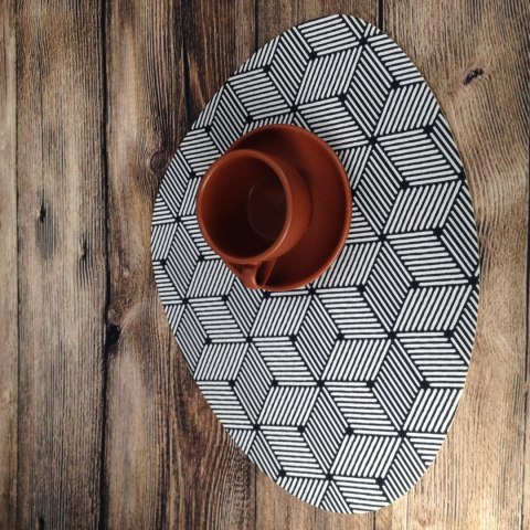 Podkładka owalna na stół, wzór Cube 36×32 cm - gruby filc 4 mm, full-color, odporna na temperaturę 120 °C, do kuchni lub komodę 