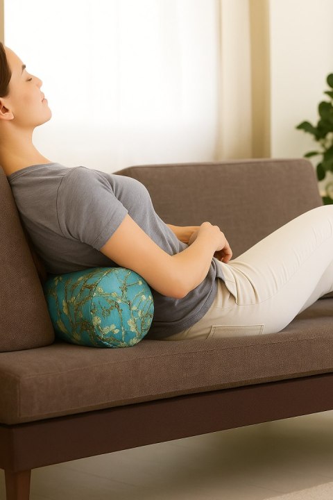 Poduszka rehabilitacyjna wałek Almond Ø15x40 cm - welur, pianka memory foam, do podparcia karku i pleców, Bertoni